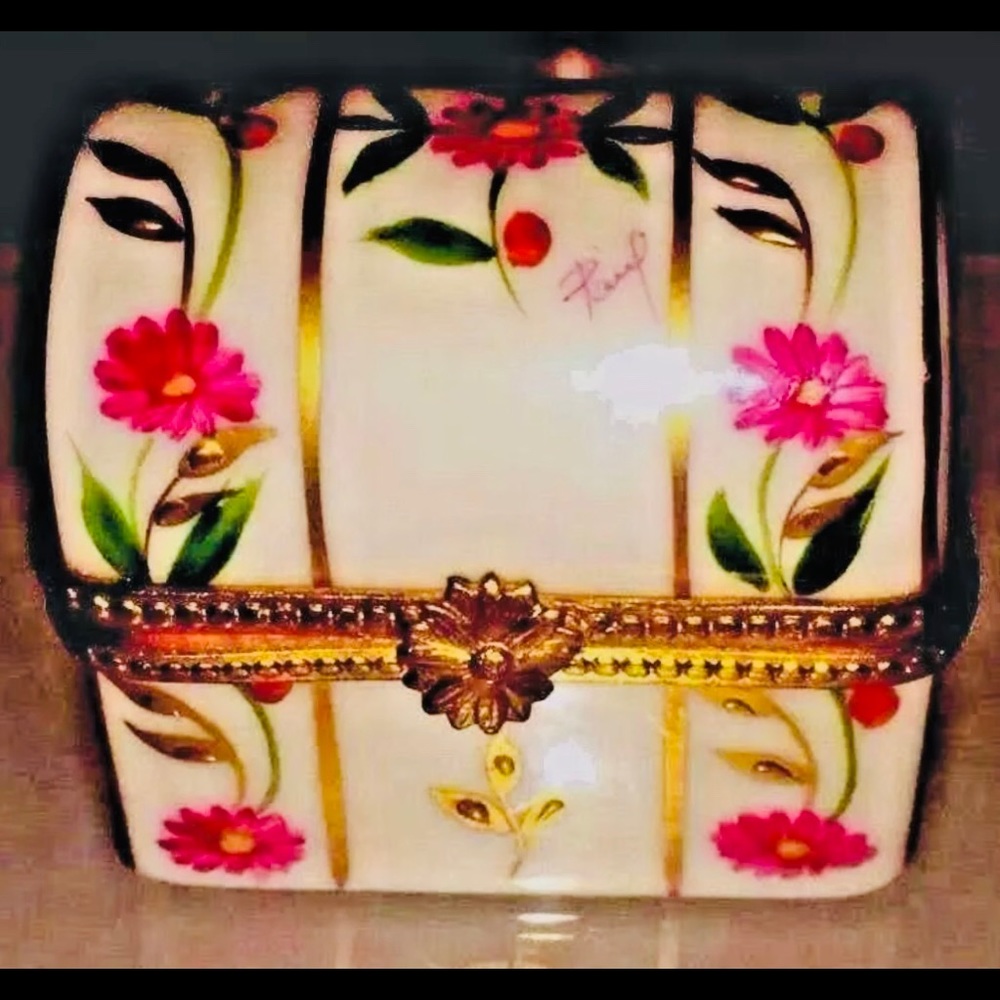 Vintage Limoges Box Chest Shaped Pink Signed - Picture 1 of 8